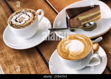 Zwei Tassen Cappuccino-Kaffee und Schokoladen-Mousse-Kuchen Stockfoto