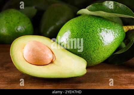 Reife grüne Avocado auf Holztisch. Frisch geerntete Früchte Stockfoto