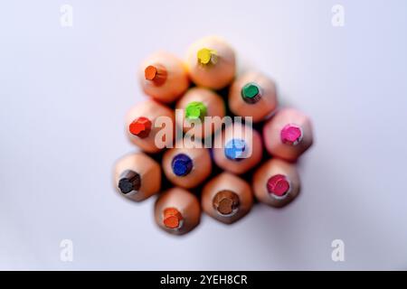 Set mit bunten Bleistiften auf weißem Hintergrund. Nahaufnahme , Makrofoto. Stockfoto