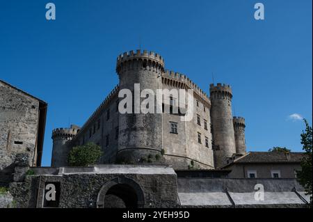 Es befindet sich in der Gemeinde Bracciano und stammt aus dem 15. Jahrhundert. Es besteht aus drei Kreisen von Außenmauern und hat fünf Türme Stockfoto