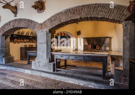 Es befindet sich in der Gemeinde Bracciano und stammt aus dem 15. Jahrhundert. Es besteht aus drei Kreisen von Außenmauern und hat fünf Türme Stockfoto