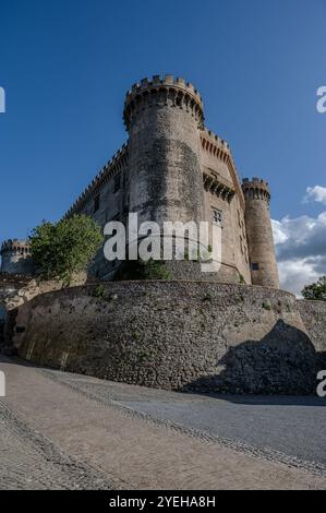 Es befindet sich in der Gemeinde Bracciano und stammt aus dem 15. Jahrhundert. Es besteht aus drei Kreisen von Außenmauern und hat fünf Türme Stockfoto