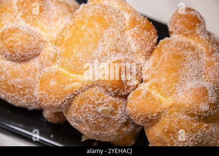 Ein Nahbild von Pan de Muerto (Brot der Toten), das in einem Geschäft verkauft wird. Pan de Muerto ist ein traditionelles mexikanisches Süßbrot, das für Día de los Muertos zubereitet wird. Stockfoto