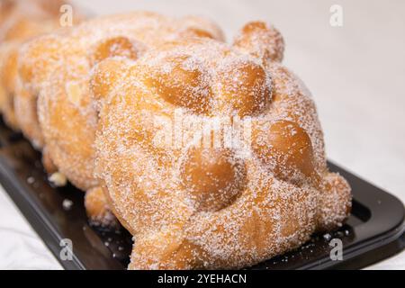 Ein Nahbild von Pan de Muerto (Brot der Toten), das in einem Geschäft verkauft wird. Pan de Muerto ist ein traditionelles mexikanisches Süßbrot, das für Día de los Muertos zubereitet wird. Stockfoto