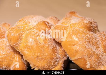 Ein Nahbild von Pan de Muerto (Brot der Toten), das in einem Geschäft verkauft wird. Pan de Muerto ist ein traditionelles mexikanisches Süßbrot, das für Día de los Muertos zubereitet wird. Stockfoto