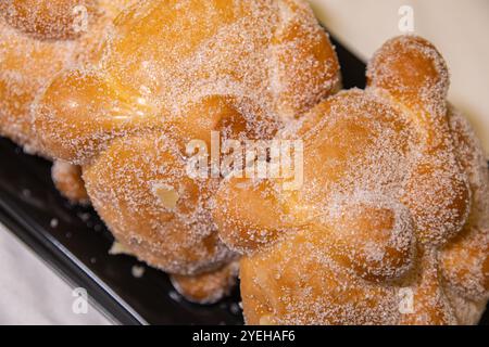 Ein Nahbild von Pan de Muerto (Brot der Toten), das in einem Geschäft verkauft wird. Pan de Muerto ist ein traditionelles mexikanisches Süßbrot, das für Día de los Muertos zubereitet wird. Stockfoto