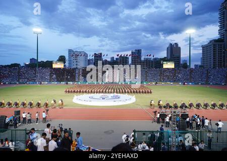 Phnom Penh. 30. Oktober 2024. Dieses am 30. Oktober 2024 aufgenommene Foto zeigt die allgemeine Ansicht der Eröffnungszeremonie der vierten Nationalspiele in Phnom Penh, Kambodscha. Quelle: Sovannara/Xinhua/Alamy Live News Stockfoto