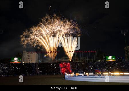 Phnom Penh. 30. Oktober 2024. Ein Feuerwerk erleuchtet den Himmel über dem Olympiastadion während der Eröffnungszeremonie der vierten Nationalspiele in Phnom Penh, Kambodscha am 30. Oktober 2024. Quelle: Sovannara/Xinhua/Alamy Live News Stockfoto