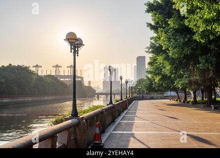 Straßenlaternen am Ufer des Perlflusses, Guangzhou, China Stockfoto