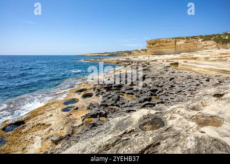 Wunderschöner Blick auf die Halbinsel Delimara, mit Felsen und türkisfarbenem Meer, in der Nähe von St. Peter's Pool, Insel Malta natürliche Landschaft. Stockfoto