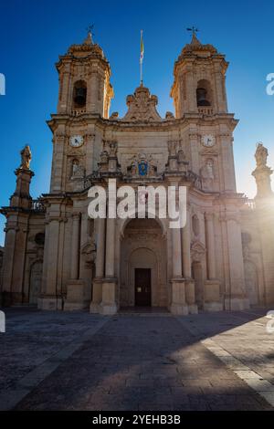 Die majestätische Zabbar Pfarrkirche in Malta, ein Symbol des Glaubens und des Kulturerbes, hoch am Abendhimmel bei Sonnenuntergang. Stockfoto