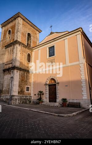 Das Gründungsdatum der Kirche Santa Chiara geht auf das Jahr 1275 zurück und es war Alferio di Isernia, der die Kirche auf eigene Kosten baute Stockfoto