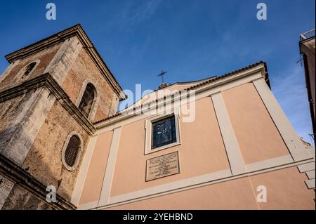 Das Gründungsdatum der Kirche Santa Chiara geht auf das Jahr 1275 zurück und es war Alferio di Isernia, der die Kirche auf eigene Kosten baute Stockfoto