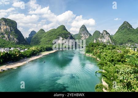 Wundervolle sonnige Sommerlandschaft im Yangshuo County von Guilin Stockfoto