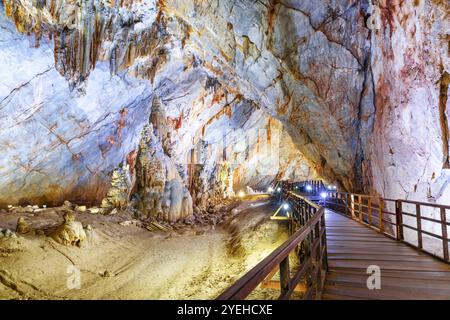 Hölzerner Fußweg durch die unterirdische Kammer in der Paradise Cave Stockfoto