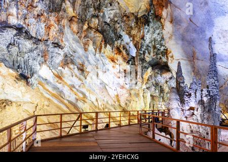 Spaziergang zwischen Stalaktiten und Stalagmiten, Paradise Cave Stockfoto