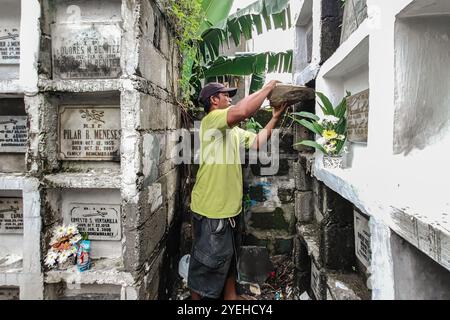 Antipolo City, Provinz Rizal, Philippinen. 31. Oktober 2024. Die Philippinen feiern den All Soul's Day in Antipolo City, Philippinen am 31. Oktober 2024. Undas ist eine unverwechselbare philippinische Feier, inspiriert von dem spanischen Satz „honras“, was „Ehre“ bedeutet. Undas, oder philippinisches Halloween, kombiniert Allerheiligen und Allerseelen-Tag. Eine der häufigsten Traditionen während der Undas ist der Besuch der Gräber der Angehörigen. Filipinos reinigen und dekorieren Gräber normalerweise mit Blumen, Kerzen und anderen Erinnerungsstücken. (Kreditbild: © Ryan Eduard Benaid/ZUMA Press Wire) NUR REDAKTIONELLE VERWENDUNG! Nicht für kommerzielle Zwecke Stockfoto