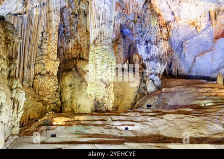 Fantastischer Blick auf Stalaktiten und Stalagmiten in der Paradise Cave Stockfoto