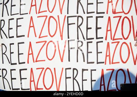 Poster Freies Asov bei der öffentlichen Demonstration in der Ukraine. Kiew - 27. Oktober 2024 Stockfoto