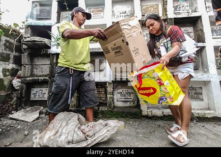 Antipolo City, Provinz Rizal, Philippinen. 31. Oktober 2024. Die Philippinen feiern den All Soul's Day in Antipolo City, Philippinen am 31. Oktober 2024. Undas ist eine unverwechselbare philippinische Feier, inspiriert von dem spanischen Satz „honras“, was „Ehre“ bedeutet. Undas, oder philippinisches Halloween, kombiniert Allerheiligen und Allerseelen-Tag. Eine der häufigsten Traditionen während der Undas ist der Besuch der Gräber der Angehörigen. Filipinos reinigen und dekorieren Gräber normalerweise mit Blumen, Kerzen und anderen Erinnerungsstücken. (Kreditbild: © Ryan Eduard Benaid/ZUMA Press Wire) NUR REDAKTIONELLE VERWENDUNG! Nicht für kommerzielle Zwecke Stockfoto