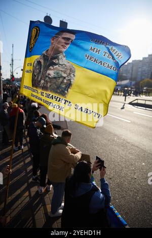 Flagge der Ukraine mit einem Porträt eines vermissten Soldaten bei einer öffentlichen Demonstration. Kiew - 27. Oktober 2024 Stockfoto