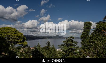 Lake Bracciano, ursprünglich Lake Sabatino genannt, ist ein See, der eine Vertiefung vulkanischen und tektonischen Ursprungs in der römischen Toskana und Su füllt Stockfoto