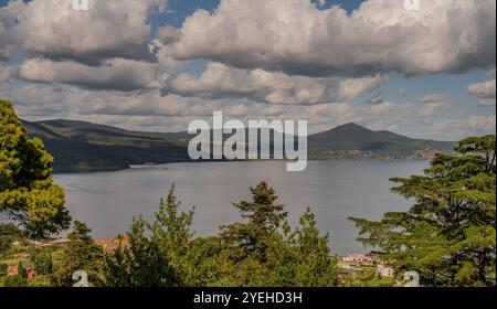 Lake Bracciano, ursprünglich Lake Sabatino genannt, ist ein See, der eine Vertiefung vulkanischen und tektonischen Ursprungs in der römischen Toskana und Su füllt Stockfoto