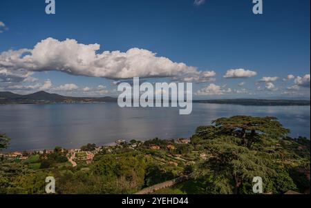 Lake Bracciano, ursprünglich Lake Sabatino genannt, ist ein See, der eine Vertiefung vulkanischen und tektonischen Ursprungs in der römischen Toskana und Su füllt Stockfoto