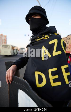 Junge Ukrainer demonstrieren für die Freilassung von Kriegsgefangenen. Kiew - 27. Oktober 2024 Stockfoto