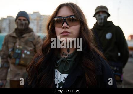 Junge ukrainische Nationalisten auf einer Demonstration in Kiew - 27. Oktober 2024 Stockfoto