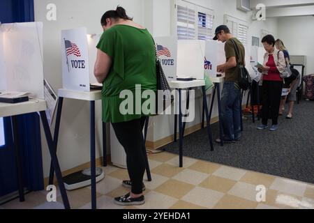 Wahlen in den USA 2012 Santa Monica, Kalifornien - 6. November 2012: Bürger von Santa Monica, westlich gelegene Küstenstadt von Los Angeles, geben im Wilshire House, 1125 Third Street in Santa Monica ihre Wahlstimme für Obama oder Romney ab. Kalifornien Stockfoto