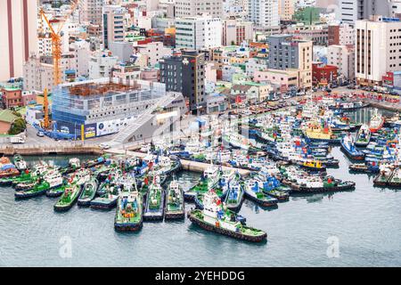 Busan, Südkorea - 7. Oktober 2017: Panoramablick auf Schiffe, die im Hafen von Busan geparkt sind. Fantastische Stadtlandschaft. Stockfoto