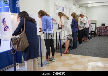 Wahlen in den USA 2012 Santa Monica, Kalifornien - 6. November 2012: Bürger von Santa Monica, westlich gelegene Küstenstadt von Los Angeles, geben im Wilshire House, 1125 Third Street in Santa Monica ihre Wahlstimme für Obama oder Romney ab. Kalifornien Stockfoto