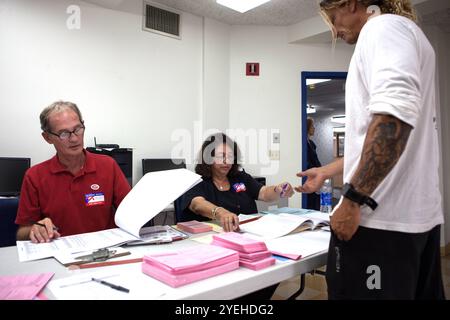 Wahlen in den USA 2012 Santa Monica, Kalifornien - 6. November 2012: Bürger von Santa Monica, westlich gelegene Küstenstadt von Los Angeles, geben im Wilshire House, 1125 Third Street in Santa Monica ihre Wahlstimme für Obama oder Romney ab. Kalifornien Stockfoto