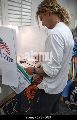 Wahlen in den USA 2012 Santa Monica, Kalifornien - 6. November 2012: Bürger von Santa Monica, westlich gelegene Küstenstadt von Los Angeles, geben im Wilshire House, 1125 Third Street in Santa Monica ihre Wahlstimme für Obama oder Romney ab. Kalifornien Stockfoto