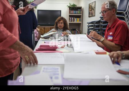 Wahlen in den USA 2012 Santa Monica, Kalifornien - 6. November 2012: Bürger von Santa Monica, westlich gelegene Küstenstadt von Los Angeles, geben im Wilshire House, 1125 Third Street in Santa Monica ihre Wahlstimme für Obama oder Romney ab. Kalifornien Stockfoto