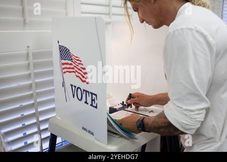 Wahlen in den USA 2012 Santa Monica, Kalifornien - 6. November 2012: Bürger von Santa Monica, westlich gelegene Küstenstadt von Los Angeles, geben im Wilshire House, 1125 Third Street in Santa Monica ihre Wahlstimme für Obama oder Romney ab. Kalifornien Stockfoto