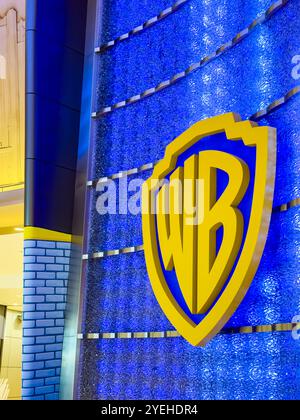 Abu Dhabi, VAE. 5. Mai 2024: Ferrari und Warner Bros Studios Amusement Park. Stockfoto