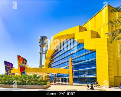 Abu Dhabi, VAE. 5. Mai 2024: Ferrari und Warner Bros Studios Amusement Park. Stockfoto