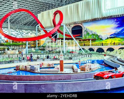 Abu Dhabi, VAE. 5. Mai 2024: Ferrari und Warner Bros Studios Amusement Park. Stockfoto