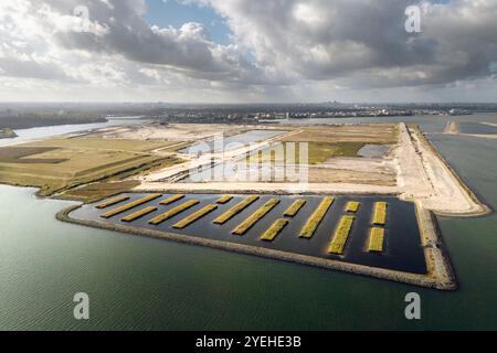 Amsterdams Strandeiland, eine künstliche Insel in IJburg. Dieser zukünftige nachhaltige Wohnbezirk verfügt über neues Land, das für e Stockfoto