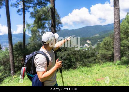 FIT junger männlicher Wanderer im Nature Forest Trekking mit fröhlichen und muskulösen Gesten mit einem Hund Stockfoto