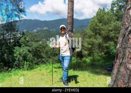 FIT junger männlicher Wanderer im Nature Forest Trekking mit fröhlichen und muskulösen Gesten mit einem Hund Stockfoto