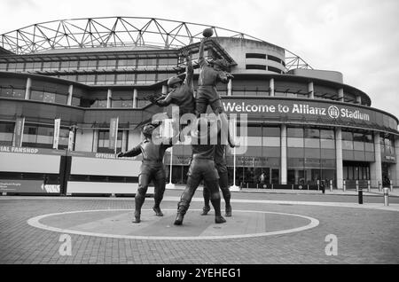 Die berühmte Bronzestatue am Eingang zum Allianz Rugby Stadium in Twickenham, London, Großbritannien, Europa Stockfoto