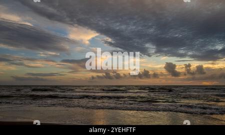 Tyrrhenische See, Latium, Italien. Herbstlicher Sonnenuntergang Stockfoto