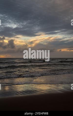 Tyrrhenische See, Latium, Italien. Herbstlicher Sonnenuntergang Stockfoto