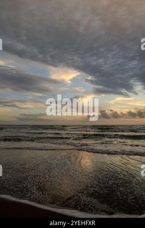 Tyrrhenische See, Latium, Italien. Herbstlicher Sonnenuntergang Stockfoto