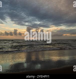 Tyrrhenische See, Latium, Italien. Herbstlicher Sonnenuntergang Stockfoto