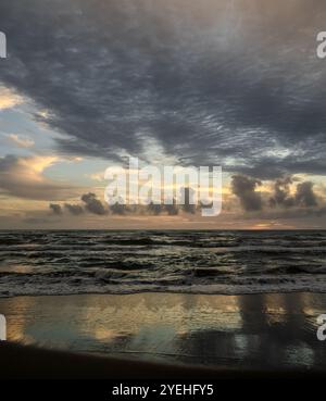 Tyrrhenische See, Latium, Italien. Herbstlicher Sonnenuntergang Stockfoto