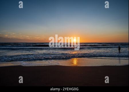 Tyrrhenische See, Latium, Italien. Herbstlicher Sonnenuntergang Stockfoto